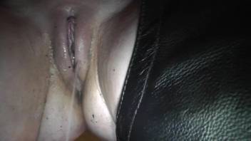 革パンツの女性が巨大な種馬のチンポで割れ目を犯された